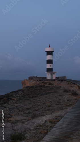 Faro de mar al atardecer, amanecer y noche. horizontal y vertical