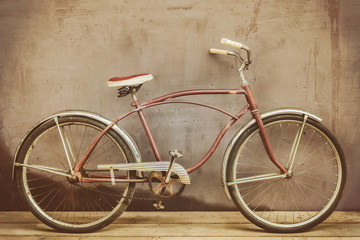 Leinwandbilder Fahrrad Rostiger Cruiser auf Holzboden  © Martin Bergsma
