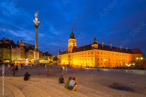 Fototapeta Plac Zamku Królewskiego i kolumna Zygmunta w Warszawie w nocy, Polska
