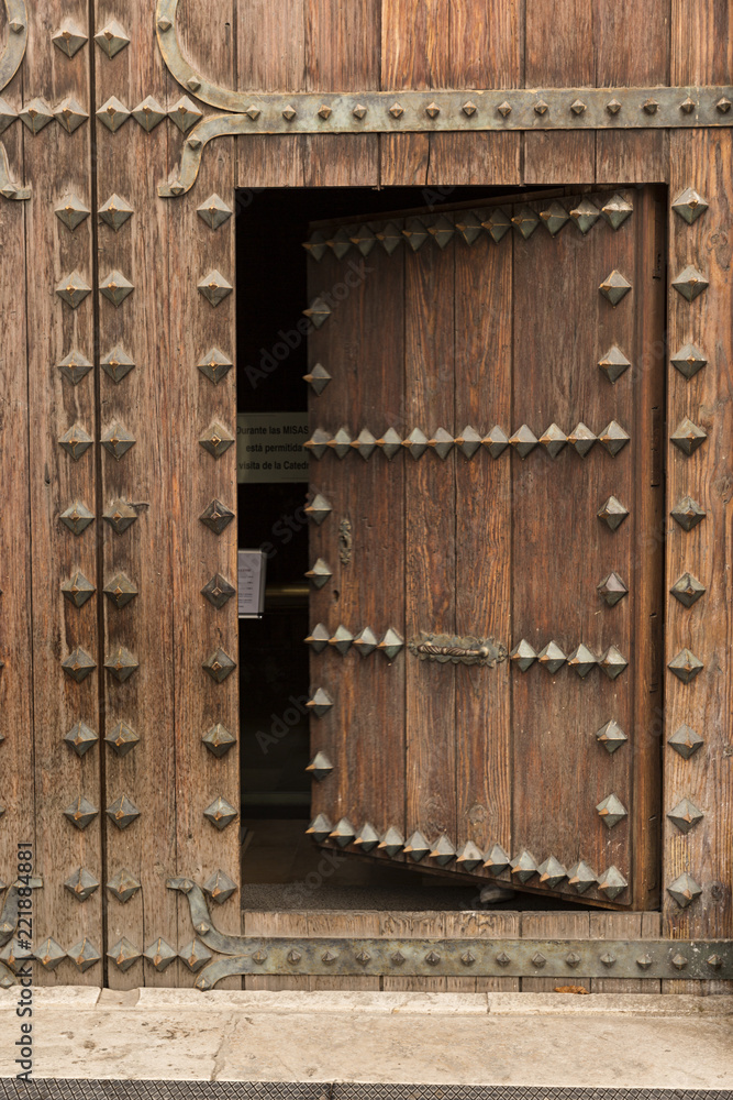 Puerta antigua de madera con adornos metálicos en forma de rombo foto de  Stock | Adobe Stock