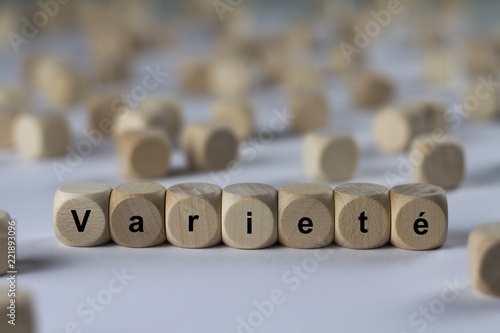 Varieté - Holzwürfel mit Buchstaben