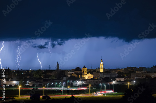 Noche de tormenta electrica con rayos, en la zona de Borbotó, en Valencia, Españala noche del 10 de septiembre de 2018. Larga exposición fotografica, con estelas de luces de vehículos