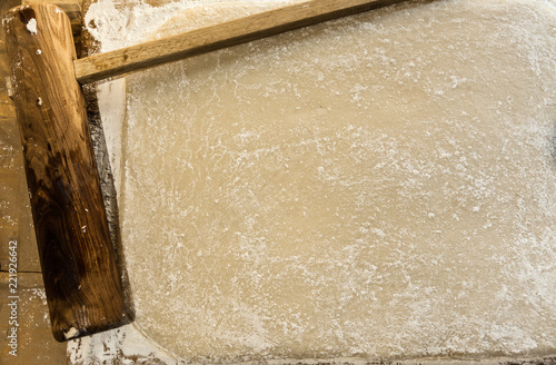 杵と臼でついた後、伸ばしたお餅