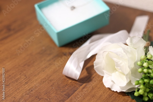 ネックレスと白いリボンと白い薔薇のプレゼント © anmitsu