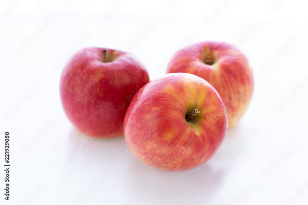 自然光で撮影したフレッシュな３つのりんご