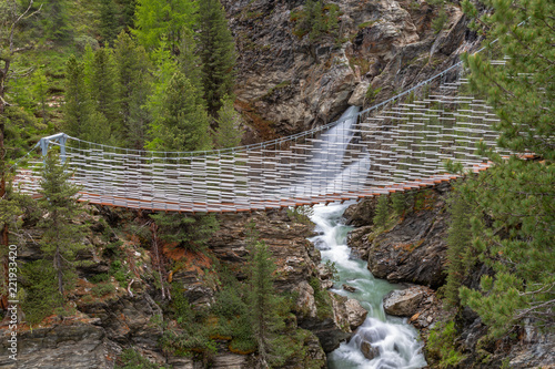 Hängebrücke über der Plimaschlucht im Martelltal, Südtirol  photo