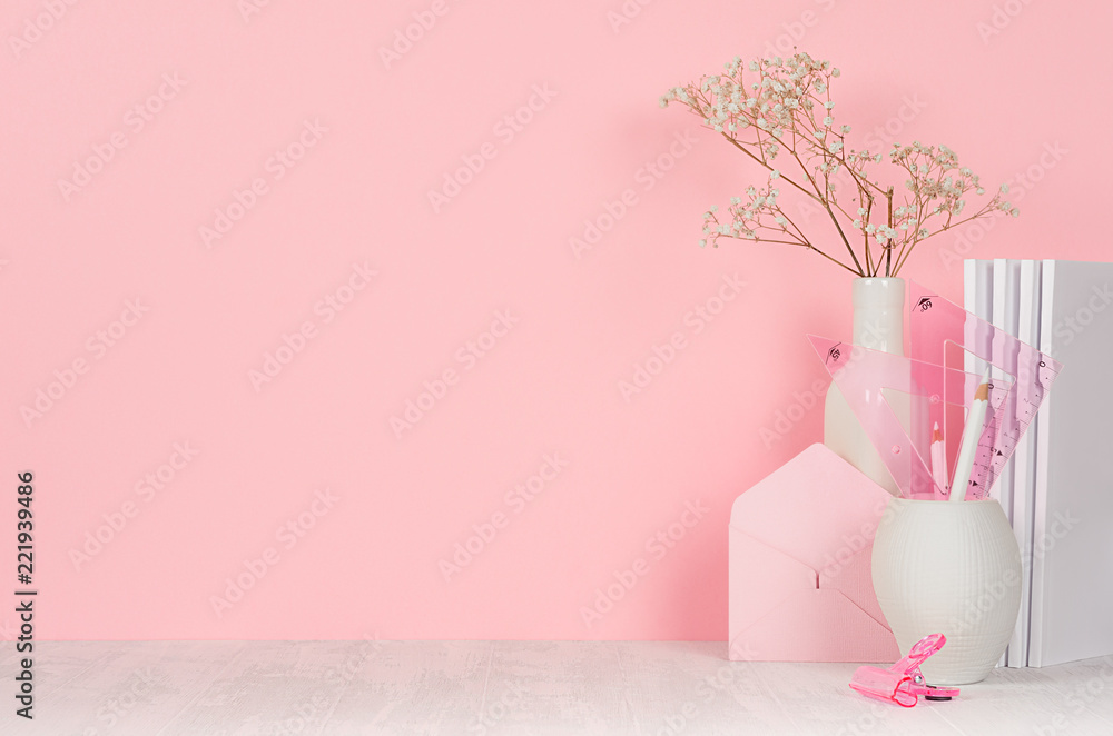 Văn phòng với nền trắng kết hợp cùng tông màu hồng, không gian trở nên thật đẹp mắt và hiện đại. Hãy xem ngay hình ảnh để cảm nhận sự trau chuốt và tinh tế.
