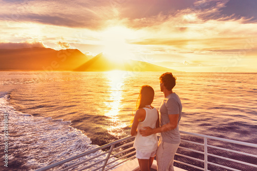 Canvas Print Travel cruise ship couple on sunset cruise in Hawaii holiday