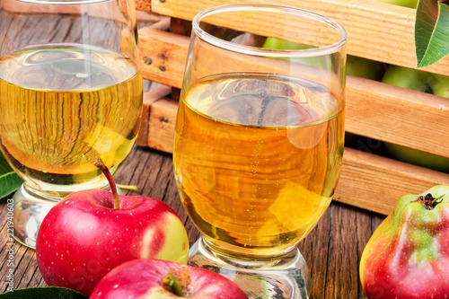 Slika na platnu Homemade cider from ripe apples