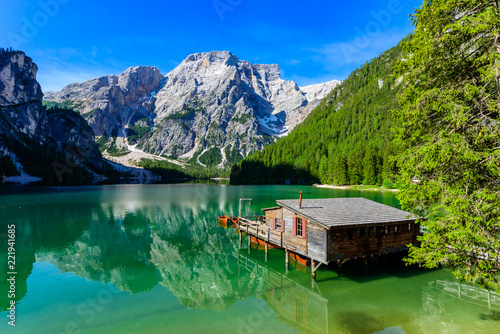 Foto Lake Braies (also known as Pragser Wildsee or Lago di Braies) in Dolomites Mountains, Sudtirol, Italy