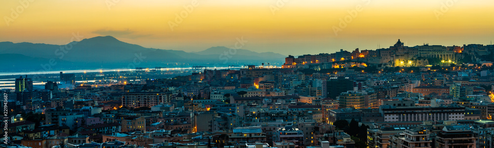 Cagliari dopo il tramonto