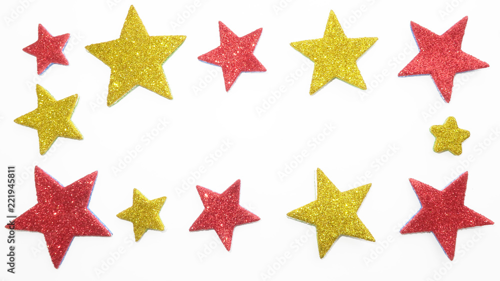 Estrellas rojas y amarillas de purpurina en fondo blanco con espacio para texto Estrellas rojas y amarillas de purpurina en fondo blanco con espacio para texto