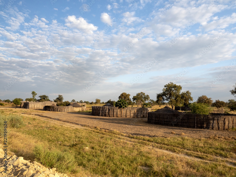 Obraz premium Chata tubylców ogrodzona od wiatru, Namibia