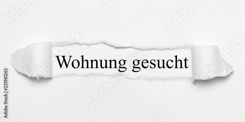 Wohnung gesucht auf weißen gerissenen Papier photo