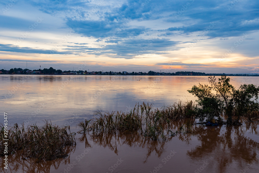 Tramonto sul Mekong - vientiane - Laos Tramonto sul Mekong - vientiane - Laos