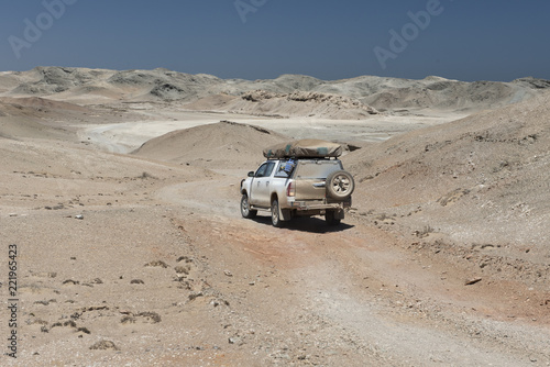 ein Geländewagen fährt durch eine Mondlandschaft, Namibia