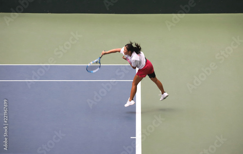 サーブを打つジュニアテニスプレイヤー © DOUBLE BAGEL