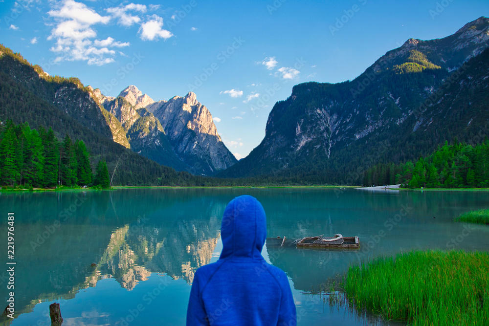 Mensch am See in den Bergen