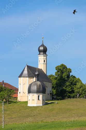Wallfahrtskirche Wilparting, Irschenberg, Adler, Berge, Bayern 