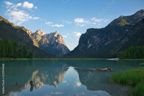 Obraz na płótnie See, Berge und Spiegelung im Sommer w salonie