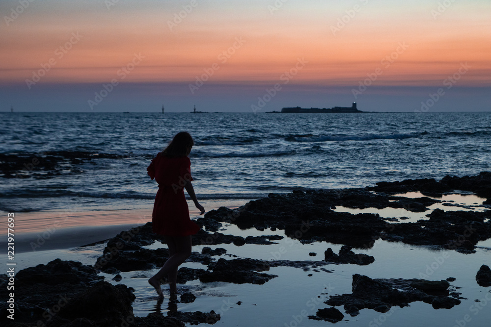 Fototapeta premium woman's silhoette at the sunset