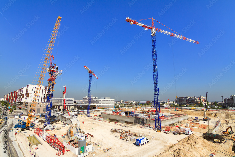 Naklejka premium Duży plac budowy w La Defense w Paryżu, Francja, 10 kwietnia 2014 r