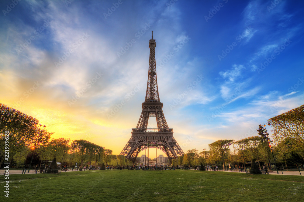 Naklejka premium Beautiful dramatic spring sunset view of the Eiffel tower in Paris, France 