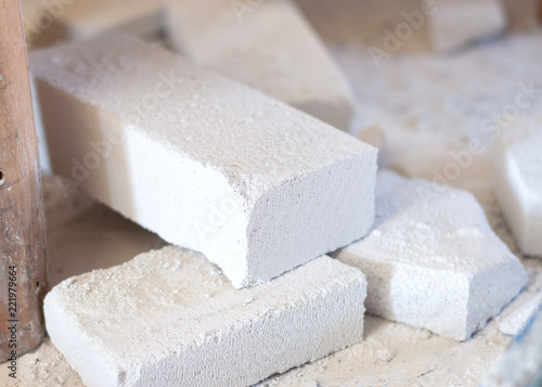 Porenbeton Reste liegen am Boden, Ytong, Hausbau