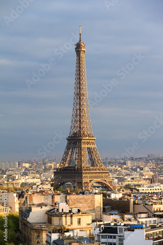 Fototapeta Naklejka Na Ścianę i Meble -  Beautiful skyline view of the Eiffel tower seen from the Arc de Triomphe in Paris, France
