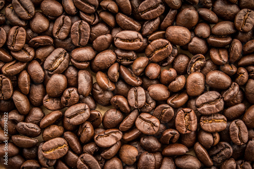 Roasted coffee beans background © tendo23
