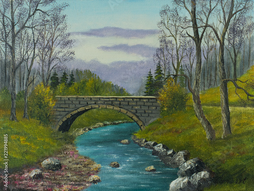 Alte Steinbrücke über einem kleinen Flußlauf
