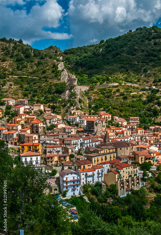 Lucania - Veduta del meraviglioso borgo di Castelmezzano Lucania - Veduta del meraviglioso borgo di Castelmezzano
