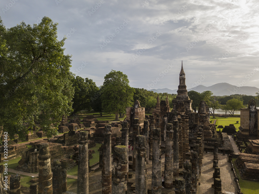 Obraz premium Aerial View of a historical sites ruins Buddhist Temple Wat Mahathat at The Sukhothai Historical Park, a registered UNESCO World Heritage City in the tranquil late afternoon sun