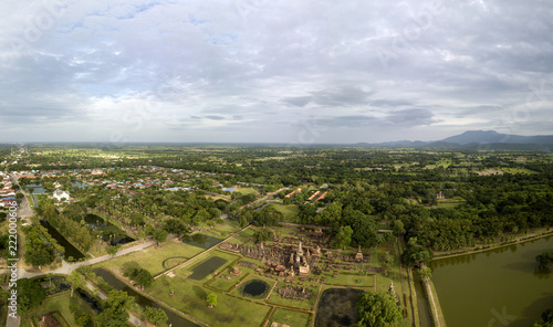Quadro su tela Aerial View of a historical sites ruins Buddhist Temple Wat Mahathat at The Sukh