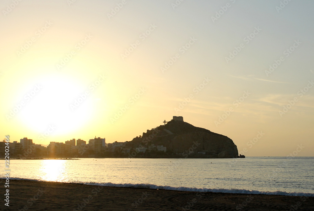 Panorámica del castillo de la ciudad de Águilas en Murcia sobre montaña y playa de Poniente al amanecer