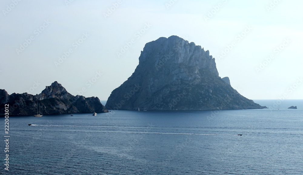 Panorámica de una impresionante montaña en medio del mar de Ibiza llamada Es Vedrà