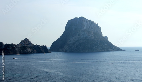 Panor  mica de una impresionante monta  a en medio del mar de Ibiza llamada Es Vedr  