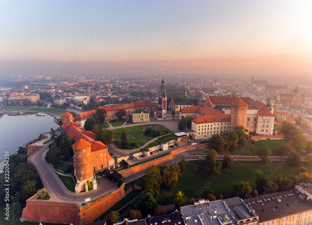 Obraz premium Aerial view Royal Wawel Castle and Gothic Cathedral in Cracow, Poland, with Renaissance Sigismund Chapel with golden dome, fortified walls, yard, park and tourists.