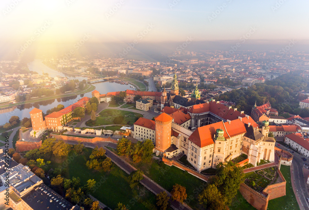 Obraz premium Aerial view Royal Wawel Castle and Gothic Cathedral in Cracow, Poland, with Renaissance Sigismund Chapel with golden dome, fortified walls, yard, park and tourists.