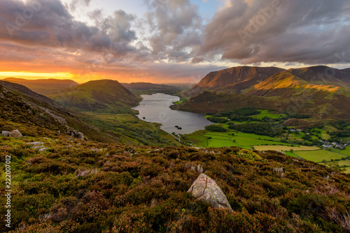 Photo Moody dramatic clouds over high up view of Crummock Water at sunset