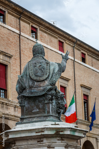 Die Statue von Papst Paul V auf dem Platz Piazza Cavour in Rimini, Italien