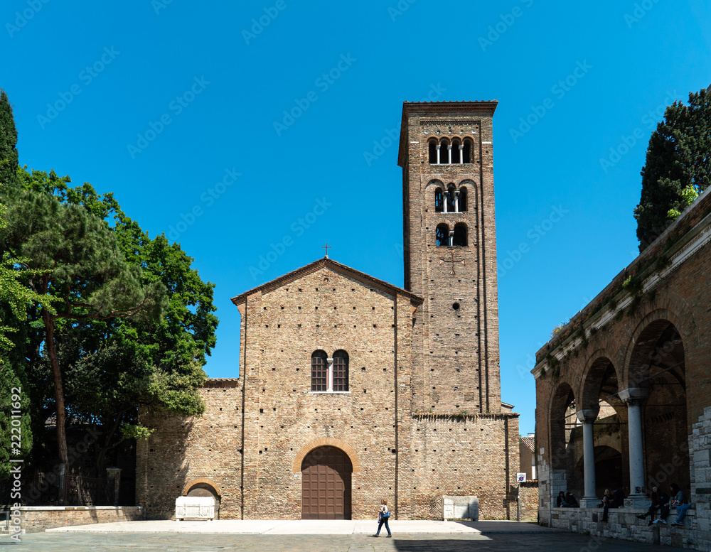 Piazza San Francesco mit Kirche in Ravenna, Italien