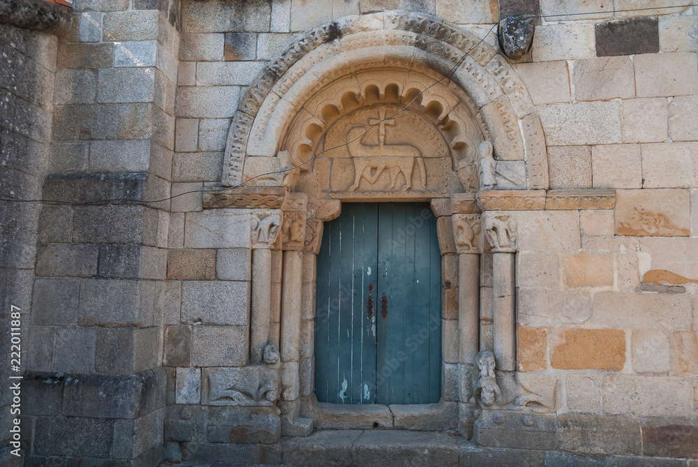 Puerta lateral de la iglesia románica de São Pedro de Rates, Póvoa de Varzím. Portugal