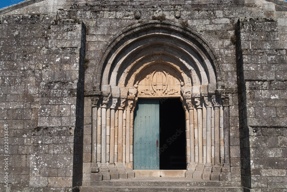 Portada de la iglesia románica de São Pedro de Rates, Póvoa de Varzím. Portugal