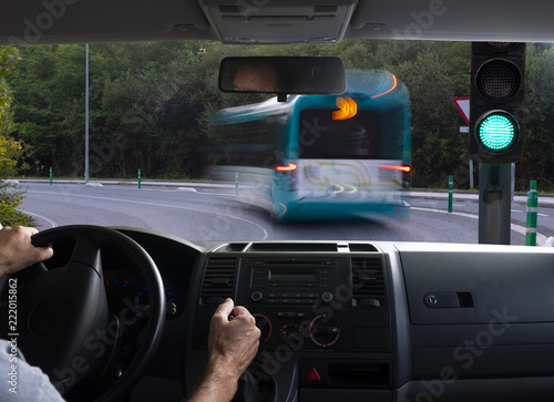 Φωτογραφία Inside car view of a green traffic light