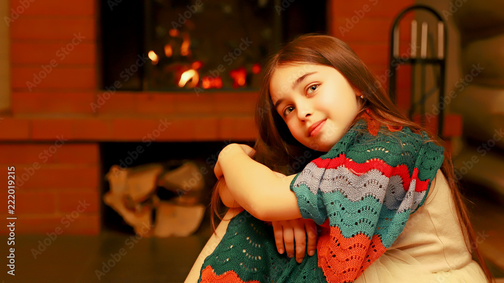 Fototapeta premium Открытка девочка у камина с пледом