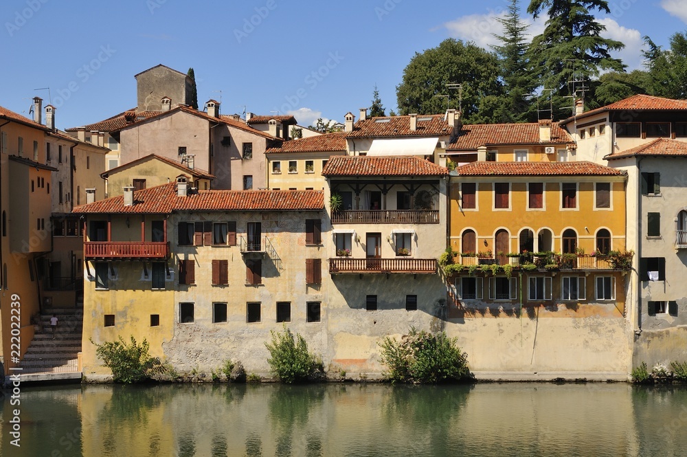 Antica città di Bassano del Grappa con case e ponti sulle rive del fiume Brenta
