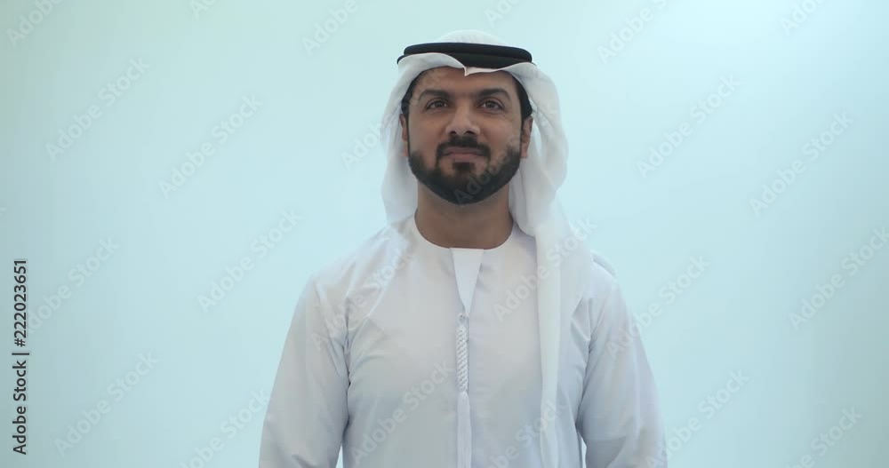 Smiling man wearing traditional emirates clothes, in dubai. studio footage with different poses
Smiling man wearing traditional emirates clothes, in dubai. studio footage with different poses
