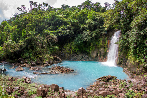 t  rkiser Wasserfall des Rio Celeste in Costa Rica