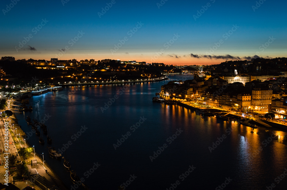 panoramica nocturna de Oporto y del río Duero al anochecer
